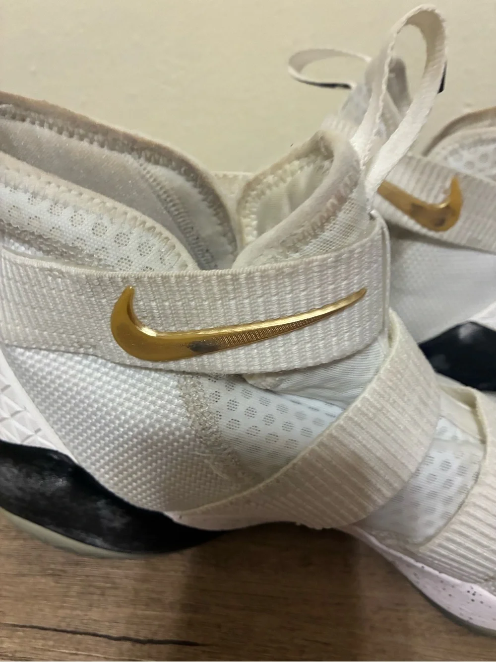 Nike Men’s LeBron Zoom Solider 11 Sneakers